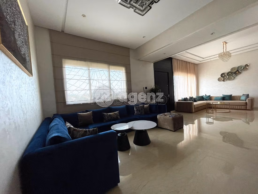 Fabulous house for sale. 4 lovely rooms. Usable fireplace, Large swimming pool
