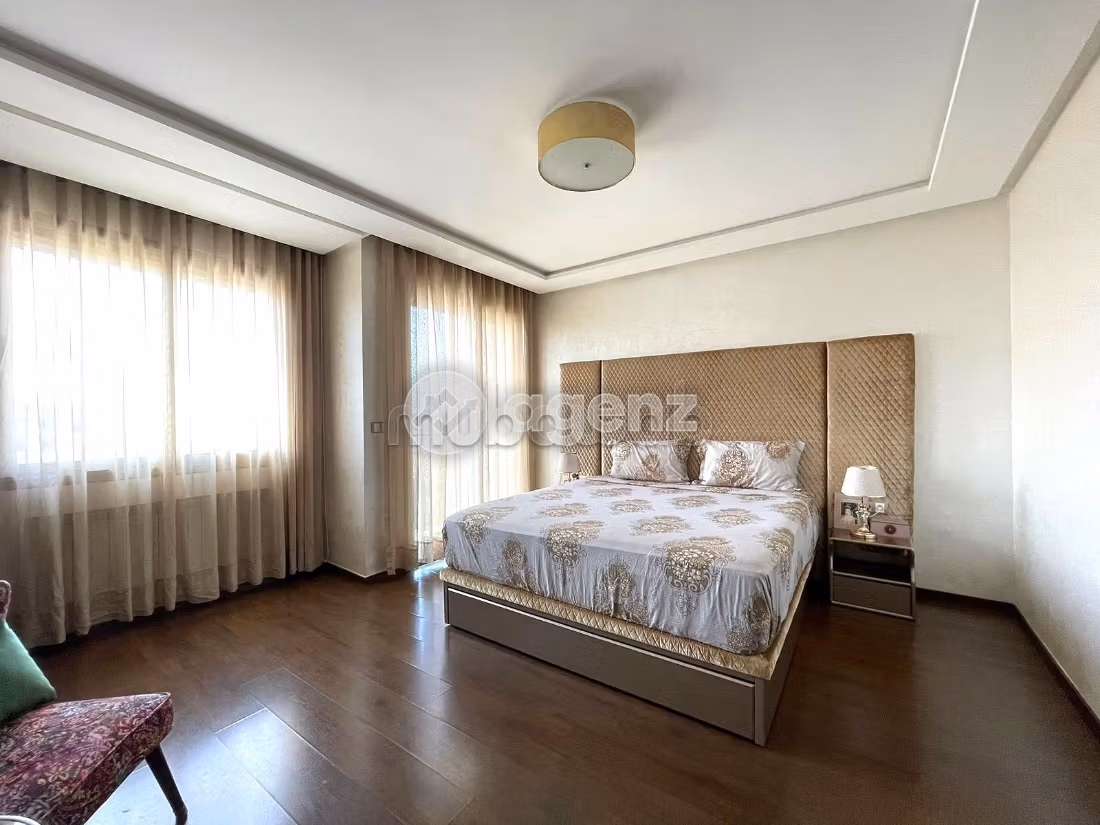 Fabulous house for sale. 4 lovely rooms. Usable fireplace, Large swimming pool