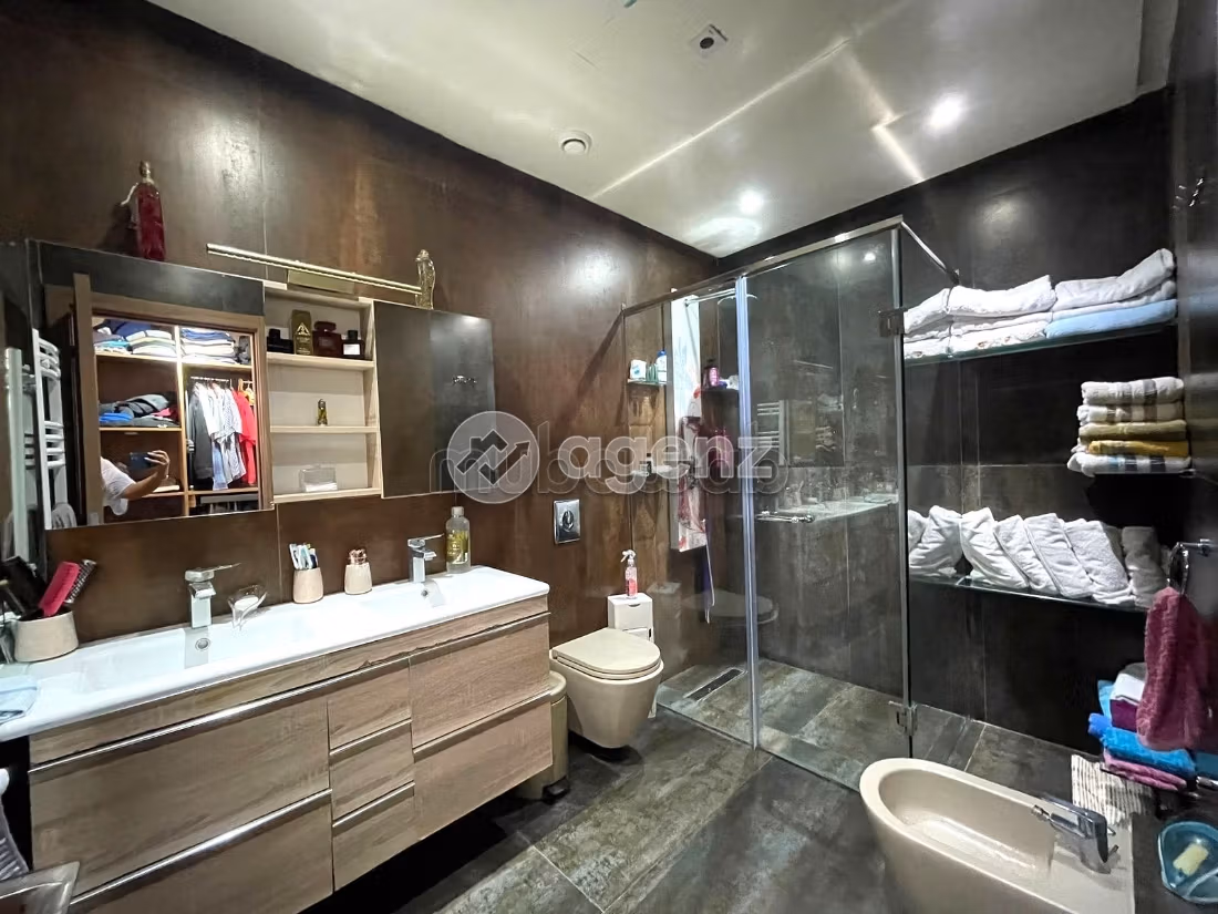 Fabulous house for sale. 4 lovely rooms. Usable fireplace, Large swimming pool