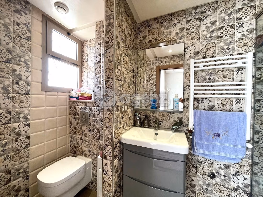 Fabulous house for sale. 4 lovely rooms. Usable fireplace, Large swimming pool