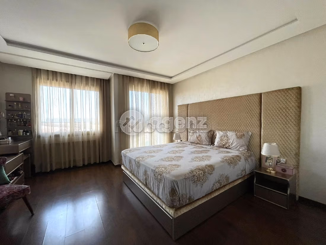 Fabulous house for sale. 4 lovely rooms. Usable fireplace, Large swimming pool