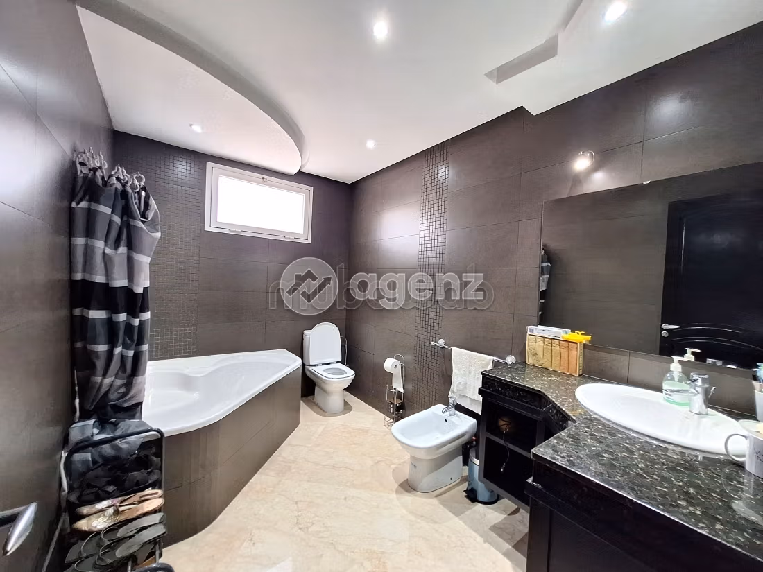Villa à vendre 292 m², 6 chambres Al Mostakbal Casablanca
