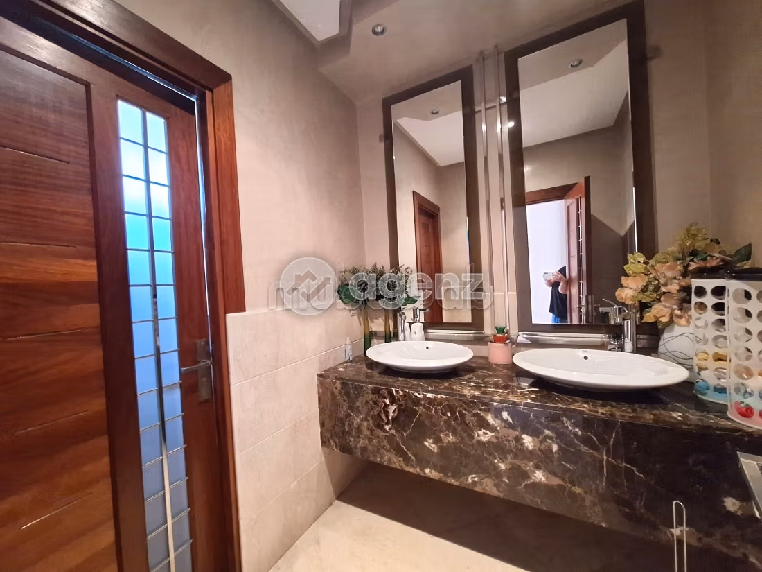 Villa à vendre 292 m², 6 chambres Al Mostakbal Casablanca