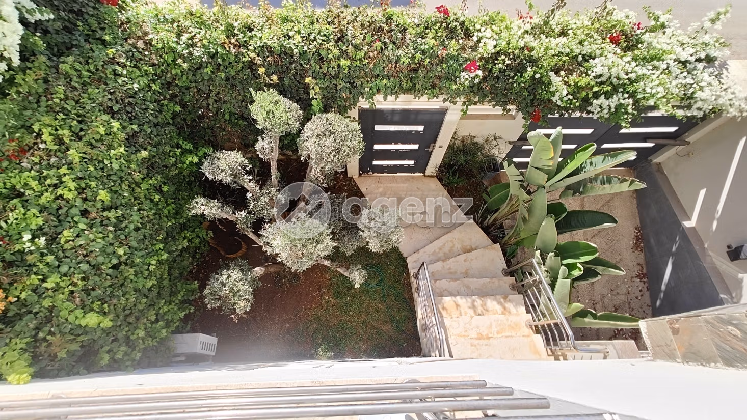 Fabulous house for sale. 5 rooms. Terrace and garden