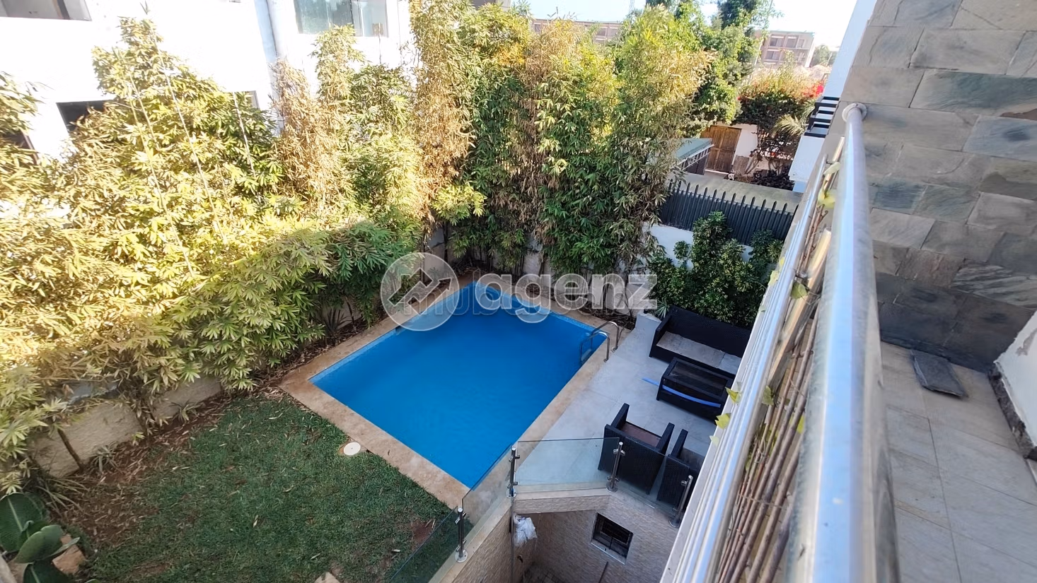 Fabulous house for sale. 5 rooms. Terrace and garden