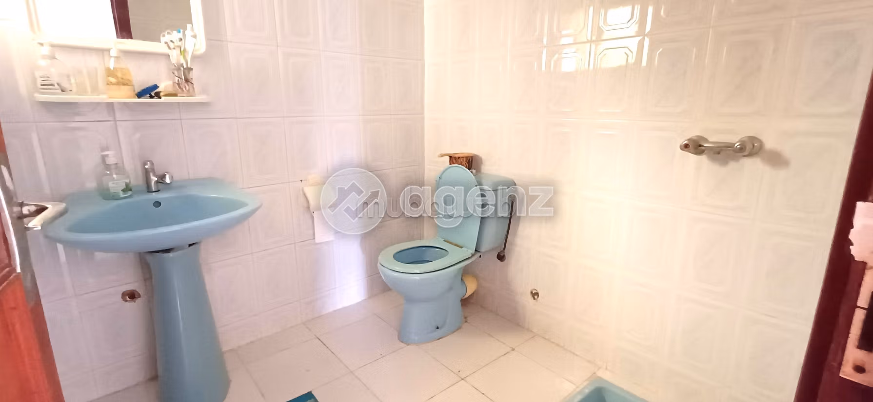 Luxury Villa for sale. 5 beautiful rooms. Garage
