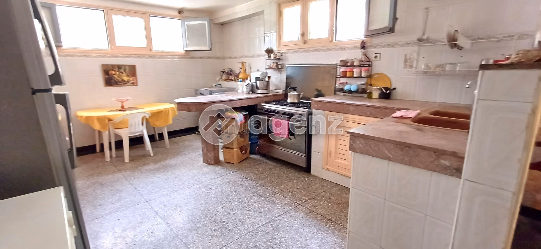 Luxury Villa for sale. 5 beautiful rooms. Garage