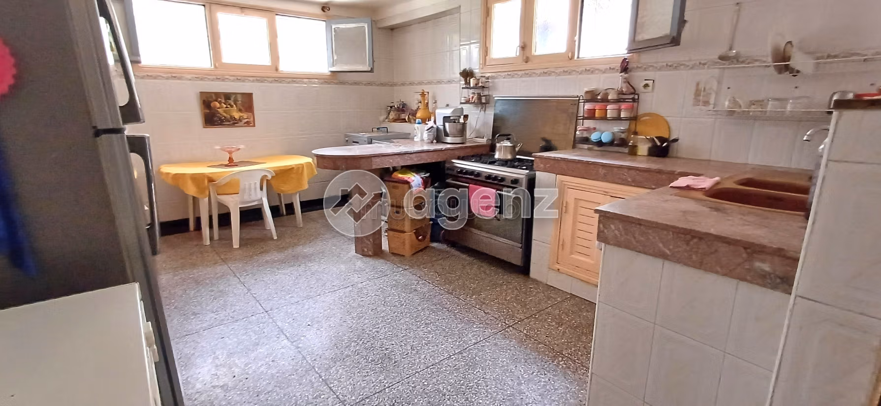 Luxury Villa for sale. 5 beautiful rooms. Garage