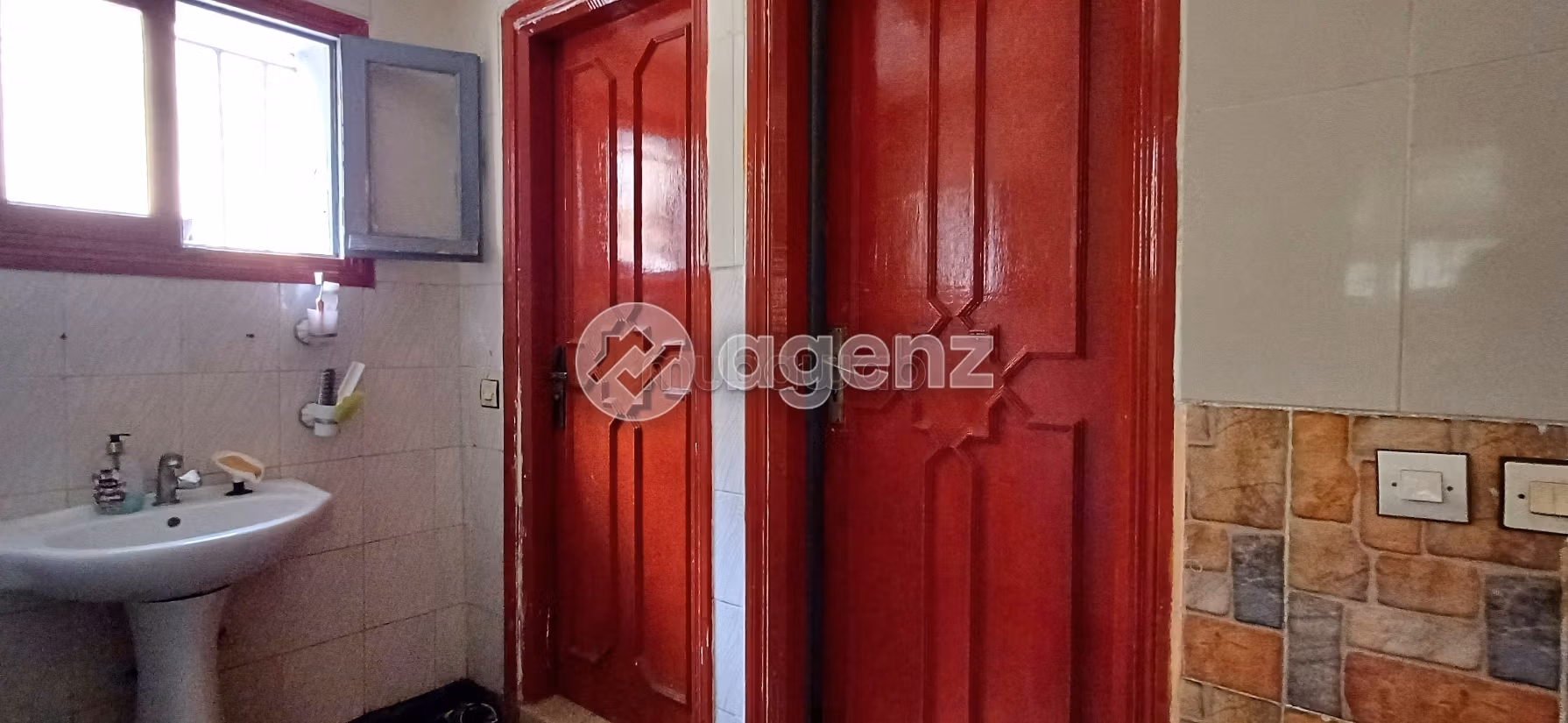 Luxury Villa for sale. 5 beautiful rooms. Garage