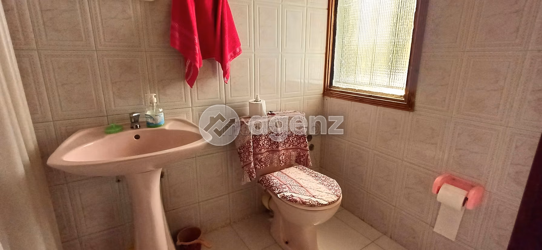 Luxury Villa for sale. 5 beautiful rooms. Garage