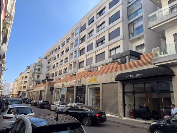 Louez le local idéal à Maârif. Surface de 44 m². Porte blindée, sécurité