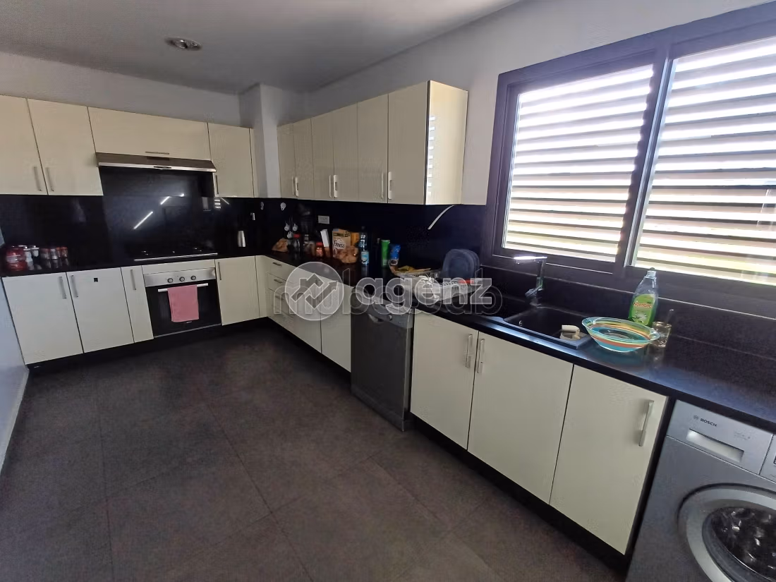 Sell apartment. Large area 188 m². Fully furnished