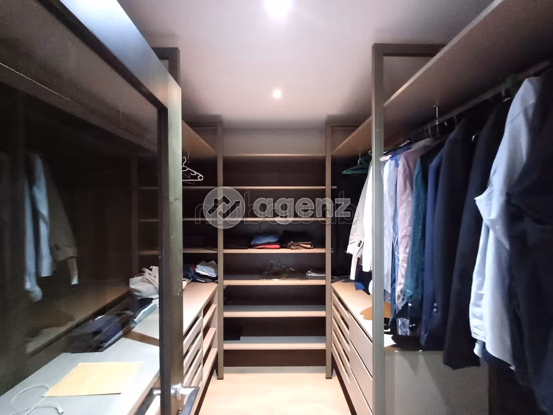 Sell apartment. Large area 188 m². Fully furnished