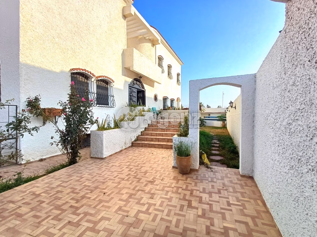 Luxury Villa for rent in Siusse. Area 579 m². Fully furnished