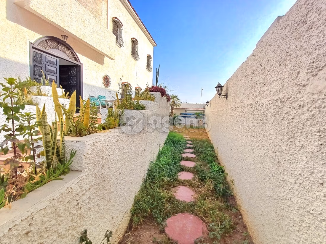 Luxury Villa for rent in Siusse. Area 579 m². Fully furnished
