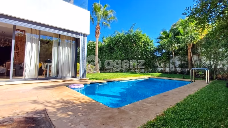 Villa's en luxe woningen beschikbaar in Bouskoura Ville. 3 Kamers. Garage en tuin