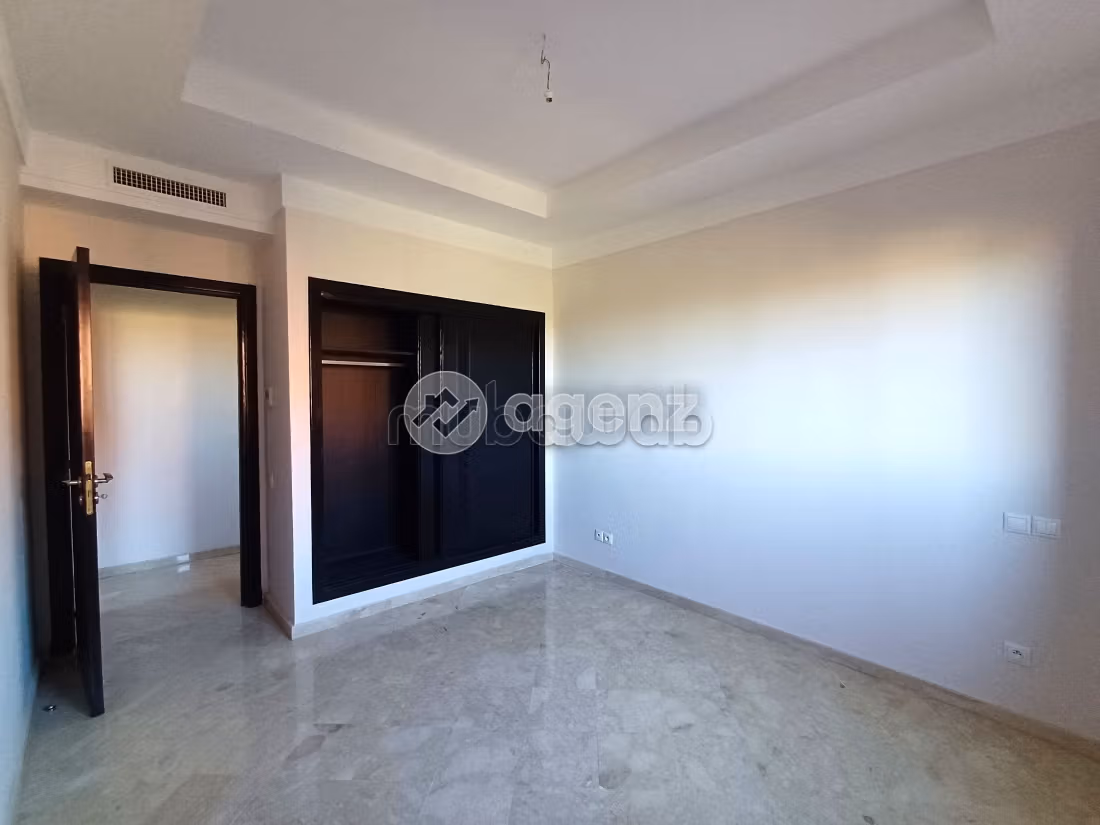 Magnífico piso en venta en Route Casablanca. Área total 104 m². Sin Ascensor, balcón