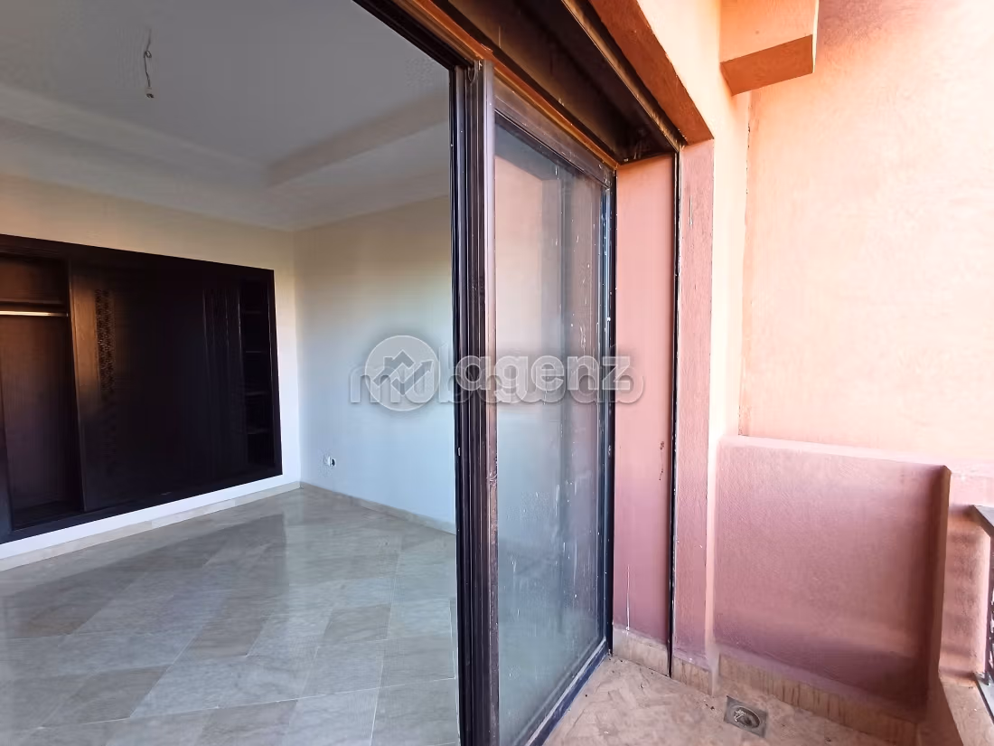Magnífico piso en venta en Route Casablanca. Área total 104 m². Sin Ascensor, balcón
