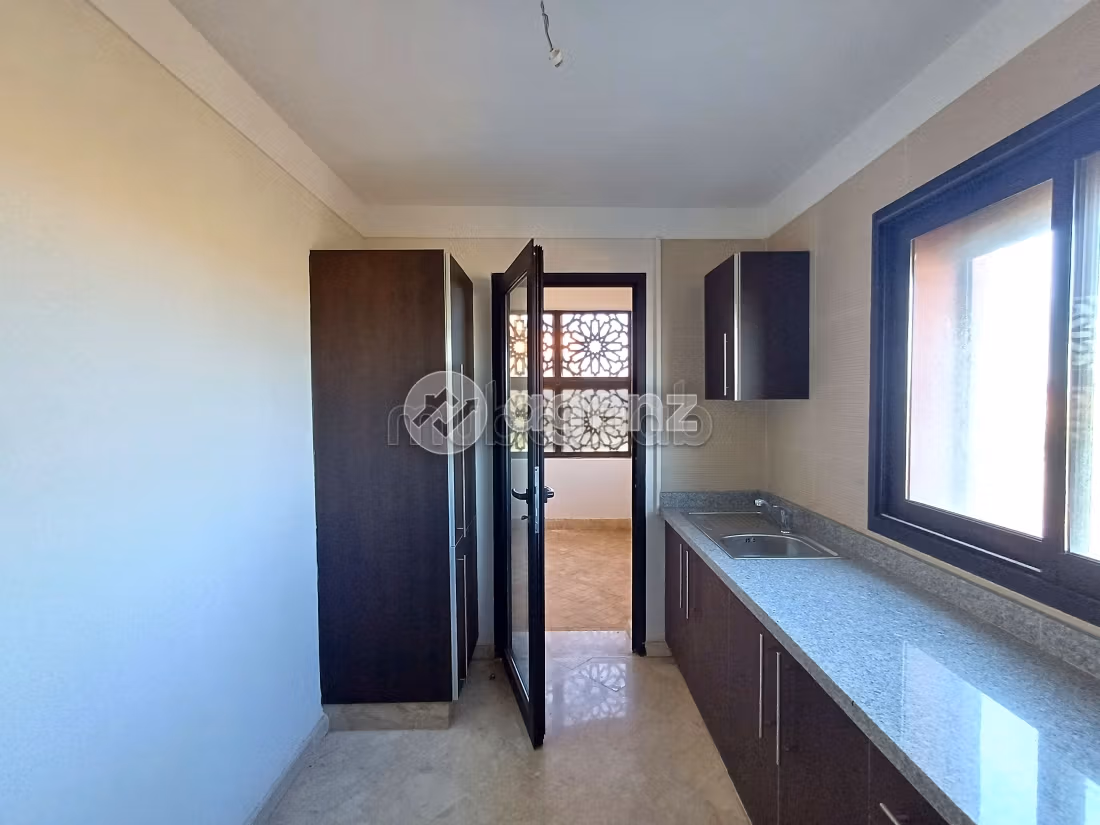 Magnífico piso en venta en Route Casablanca. Área total 104 m². Sin Ascensor, balcón