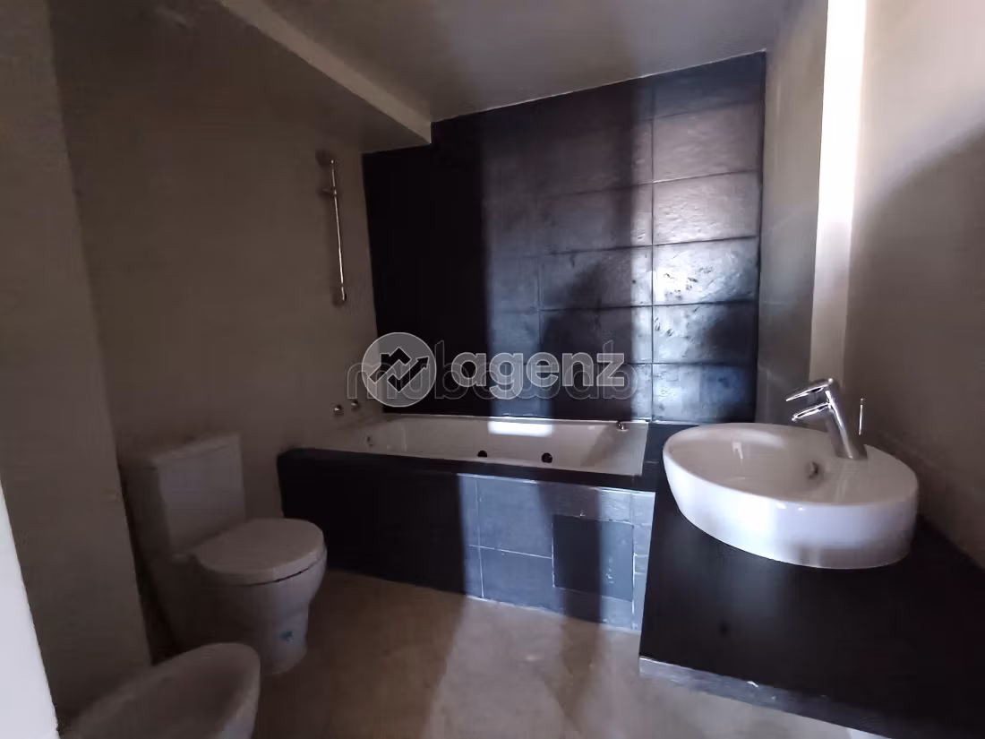 Magnífico piso en venta en Route Casablanca. Área total 104 m². Sin Ascensor, balcón