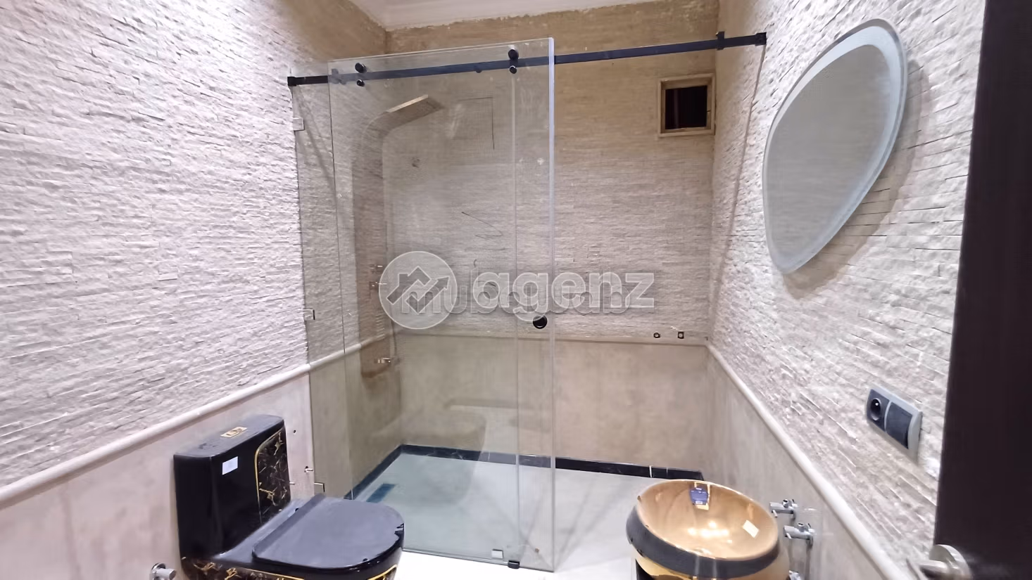 Find an apartment to buy. 5 rooms. Equipped kitchen