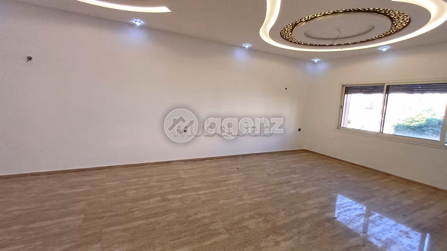 Find an apartment to buy. 5 rooms. Equipped kitchen