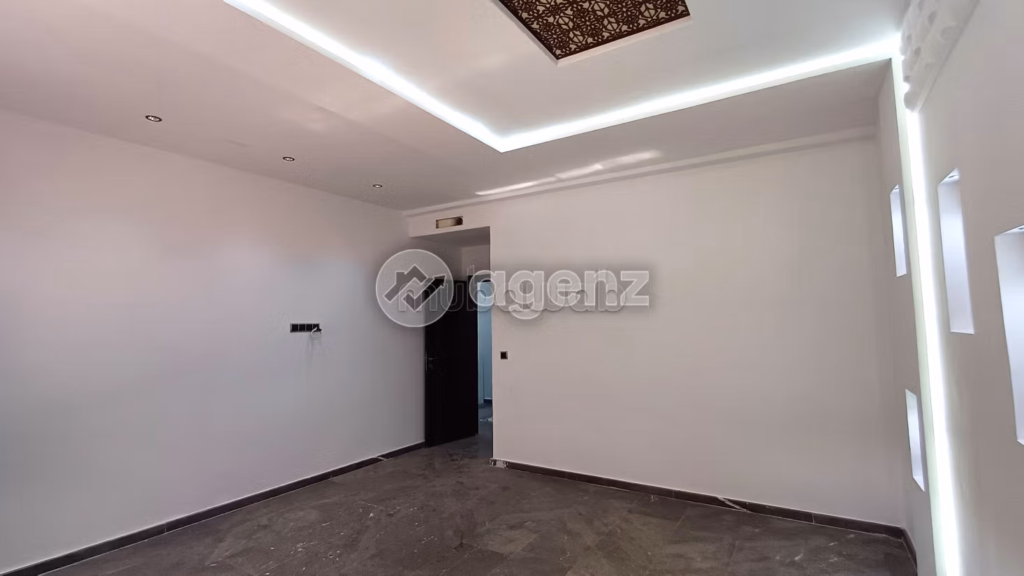 Find an apartment to buy. 5 rooms. Equipped kitchen