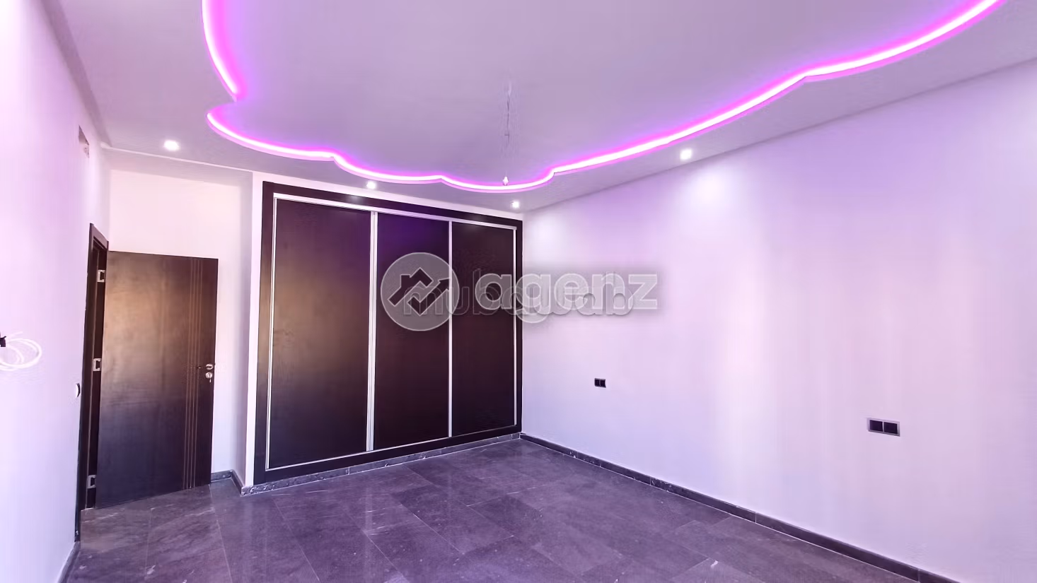 Find an apartment to buy. 5 rooms. Equipped kitchen