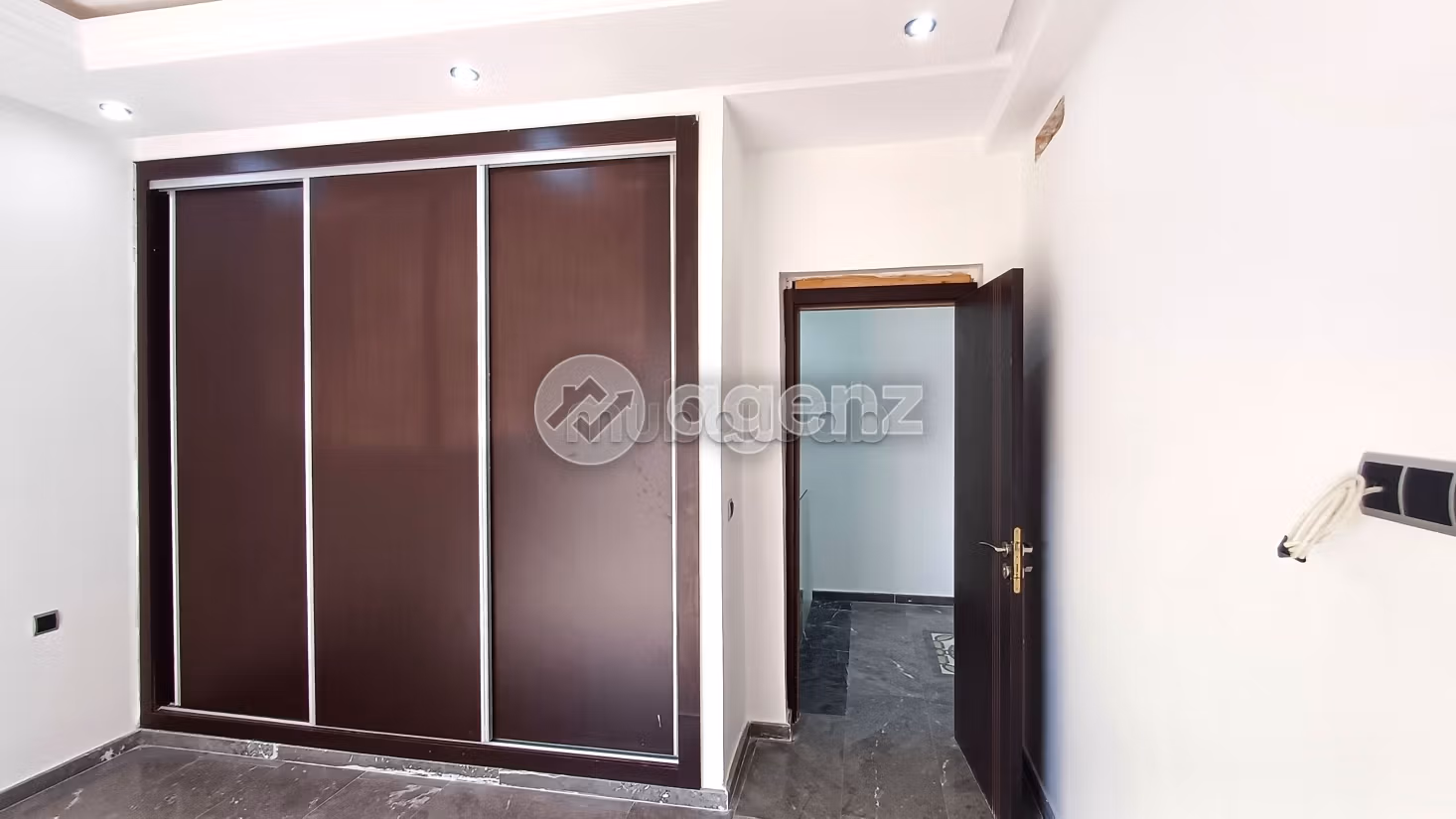 Find an apartment to buy. 5 rooms. Equipped kitchen