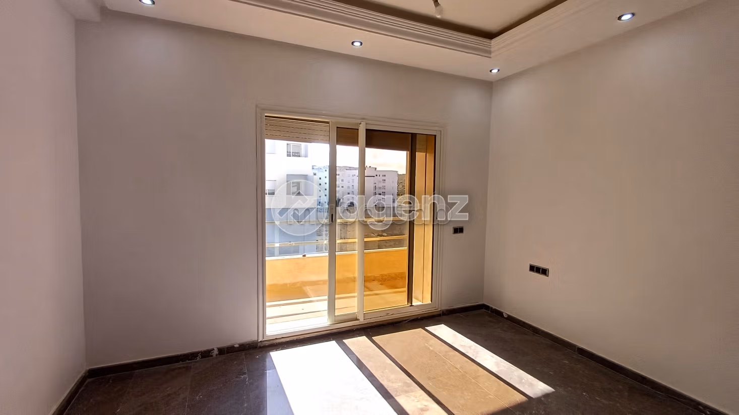 Find an apartment to buy. 5 rooms. Equipped kitchen