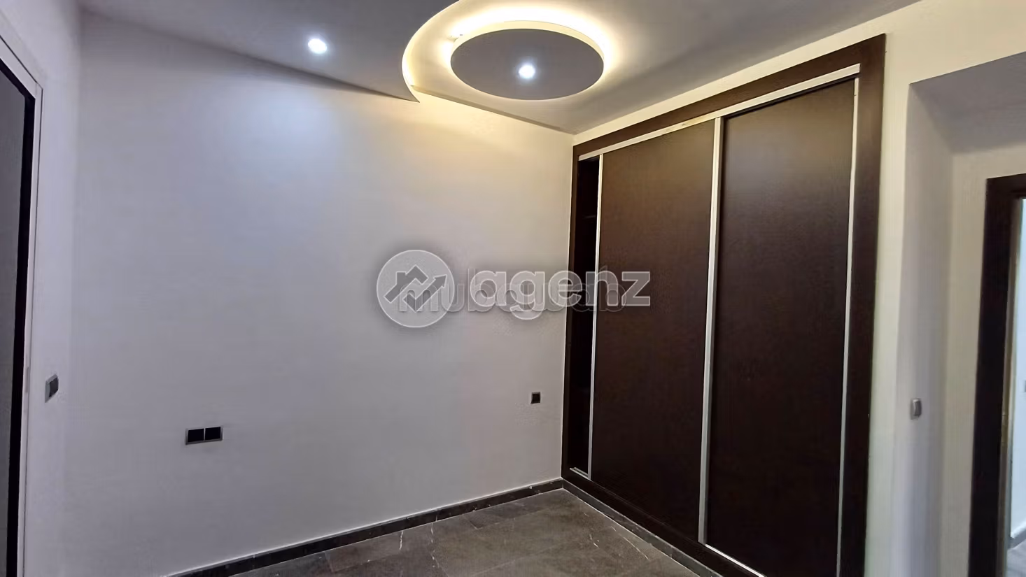 Find an apartment to buy. 5 rooms. Equipped kitchen