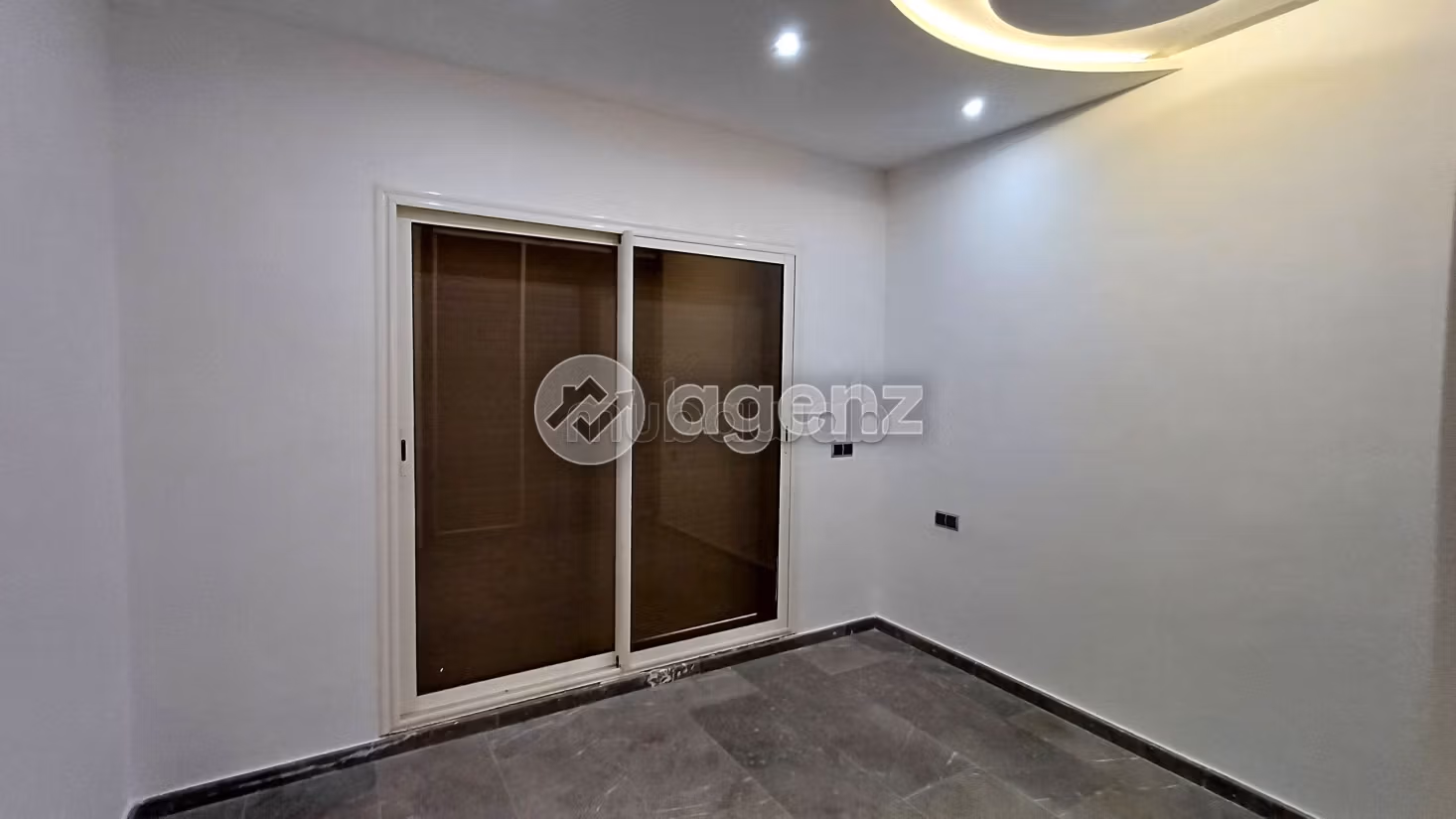 Find an apartment to buy. 5 rooms. Equipped kitchen
