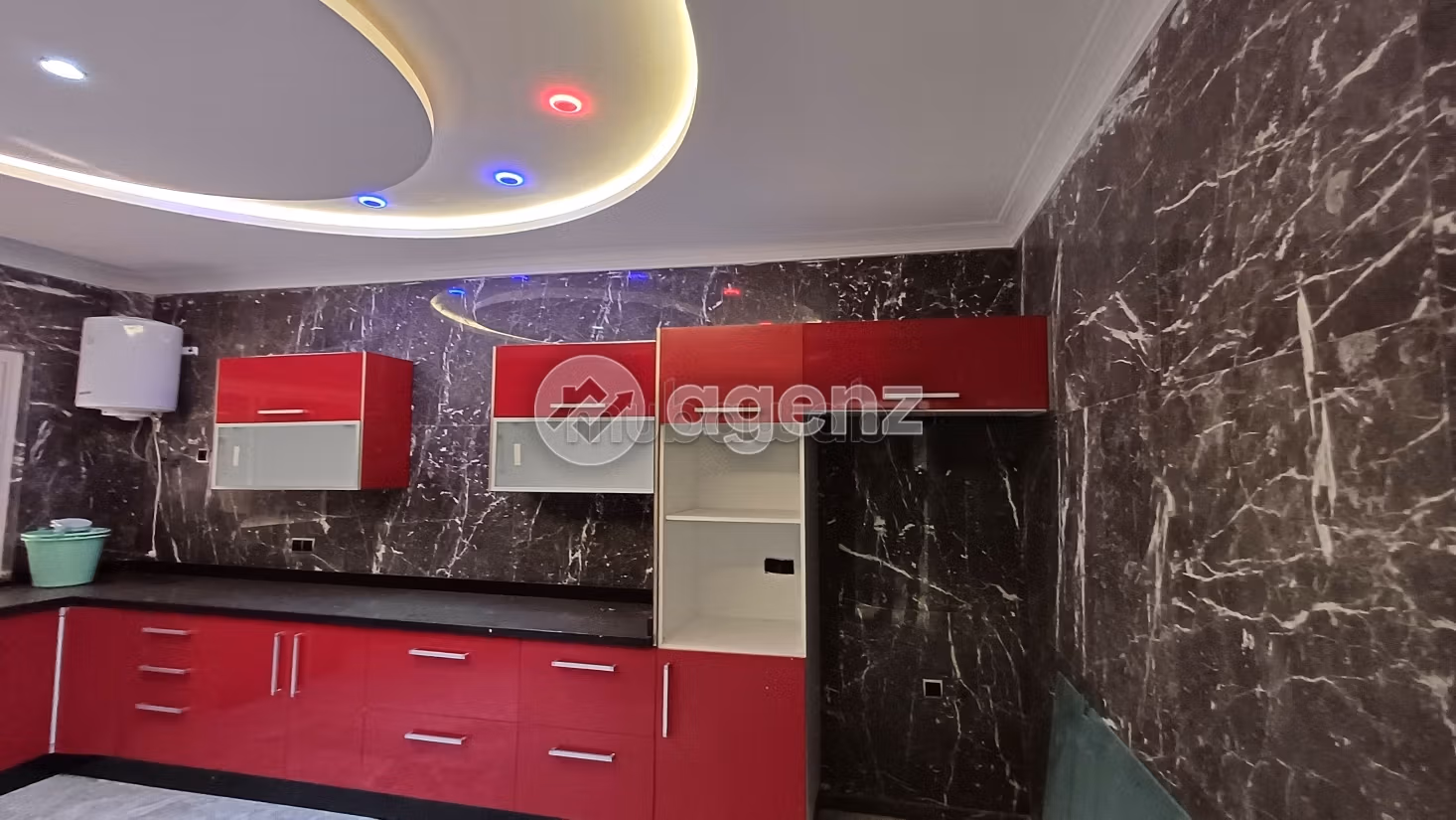 Find an apartment to buy. 5 rooms. Equipped kitchen