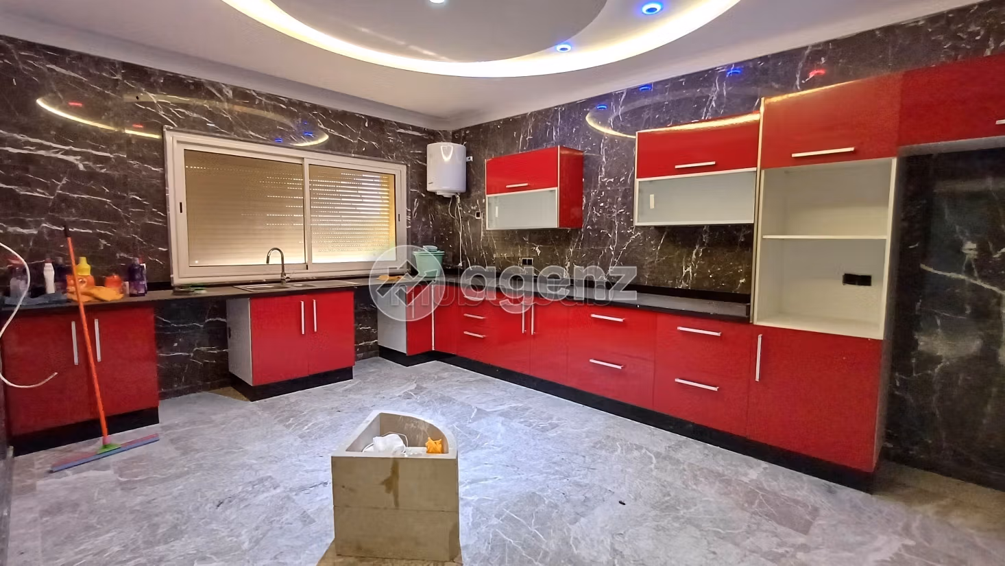 Find an apartment to buy. 5 rooms. Equipped kitchen