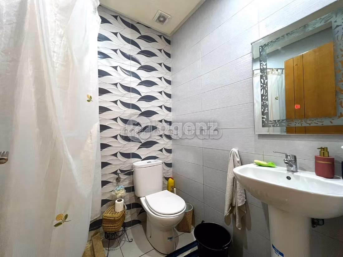 Sale of a lovely apartment in Aïn Sebaâ. Total area 80 m². Parking spaces and terrace