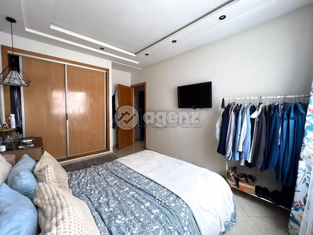 Sale of a lovely apartment in Aïn Sebaâ. Total area 80 m². Parking spaces and terrace