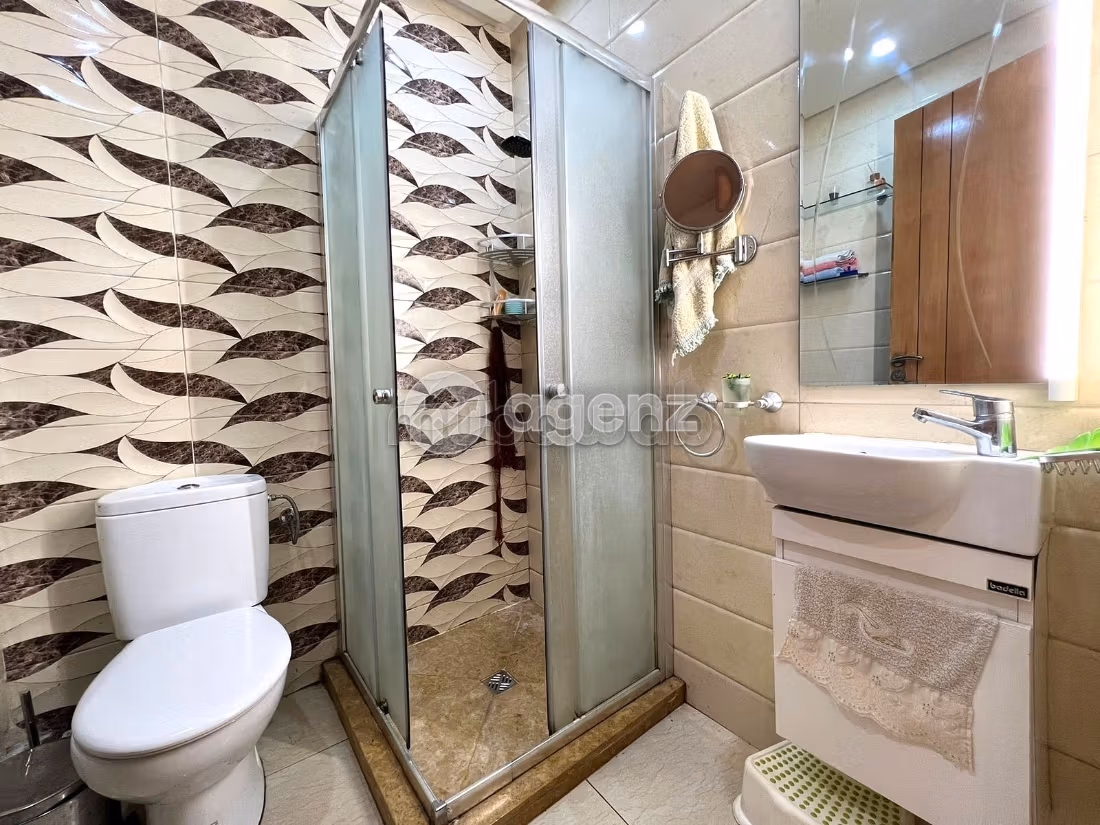 Sale of a lovely apartment in Aïn Sebaâ. Total area 80 m². Parking spaces and terrace