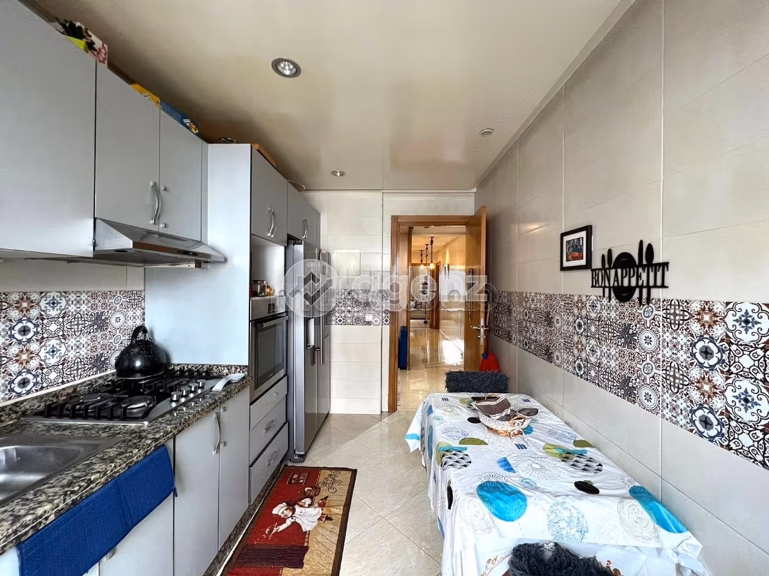 Sale of a lovely apartment in Aïn Sebaâ. Total area 80 m². Parking spaces and terrace