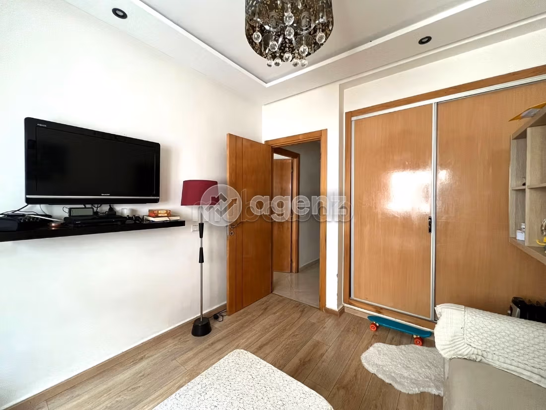 Sale of a lovely apartment in Aïn Sebaâ. Total area 80 m². Parking spaces and terrace