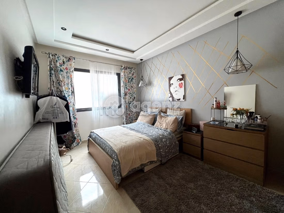 Sale of a lovely apartment in Aïn Sebaâ. Total area 80 m². Parking spaces and terrace