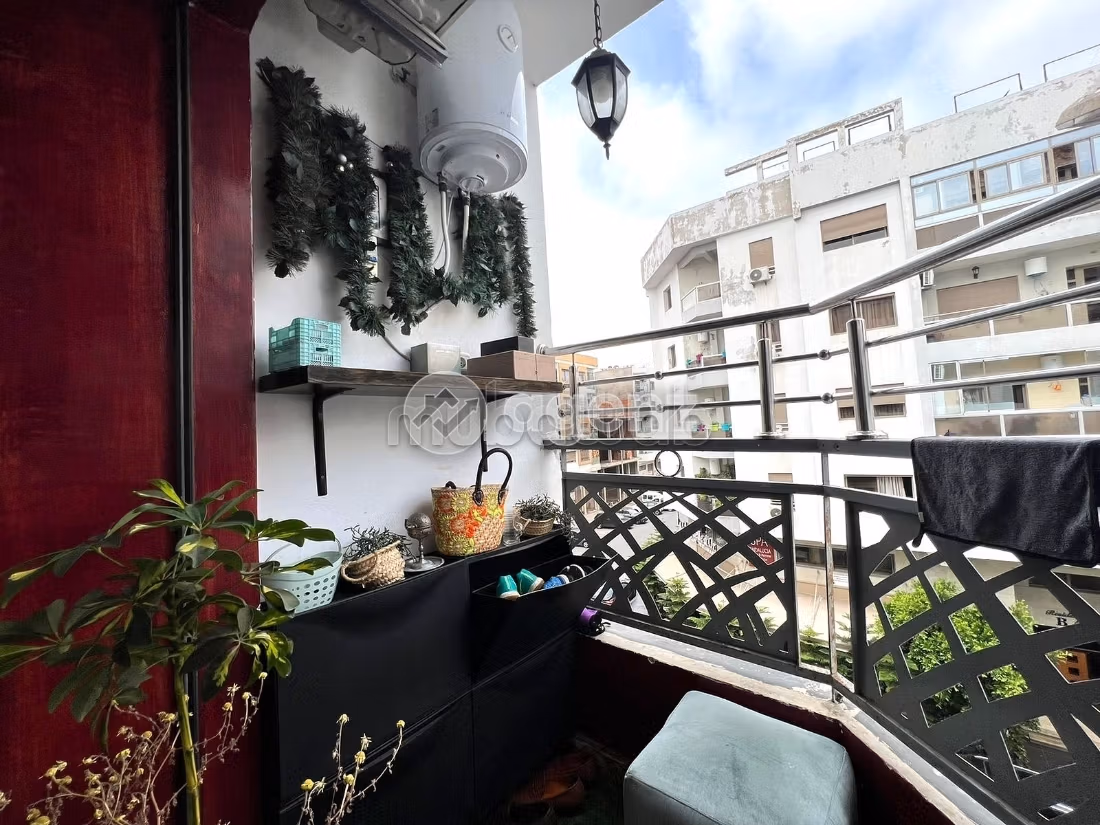 Sale of a lovely apartment in Aïn Sebaâ. Total area 80 m². Parking spaces and terrace