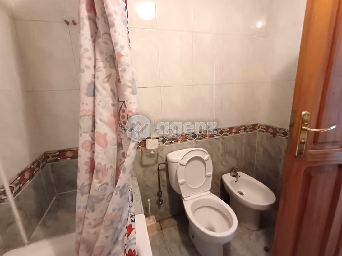 Se vende piso en Les Hôpitaux. Dimensión 133 m². Ascensor y terraza