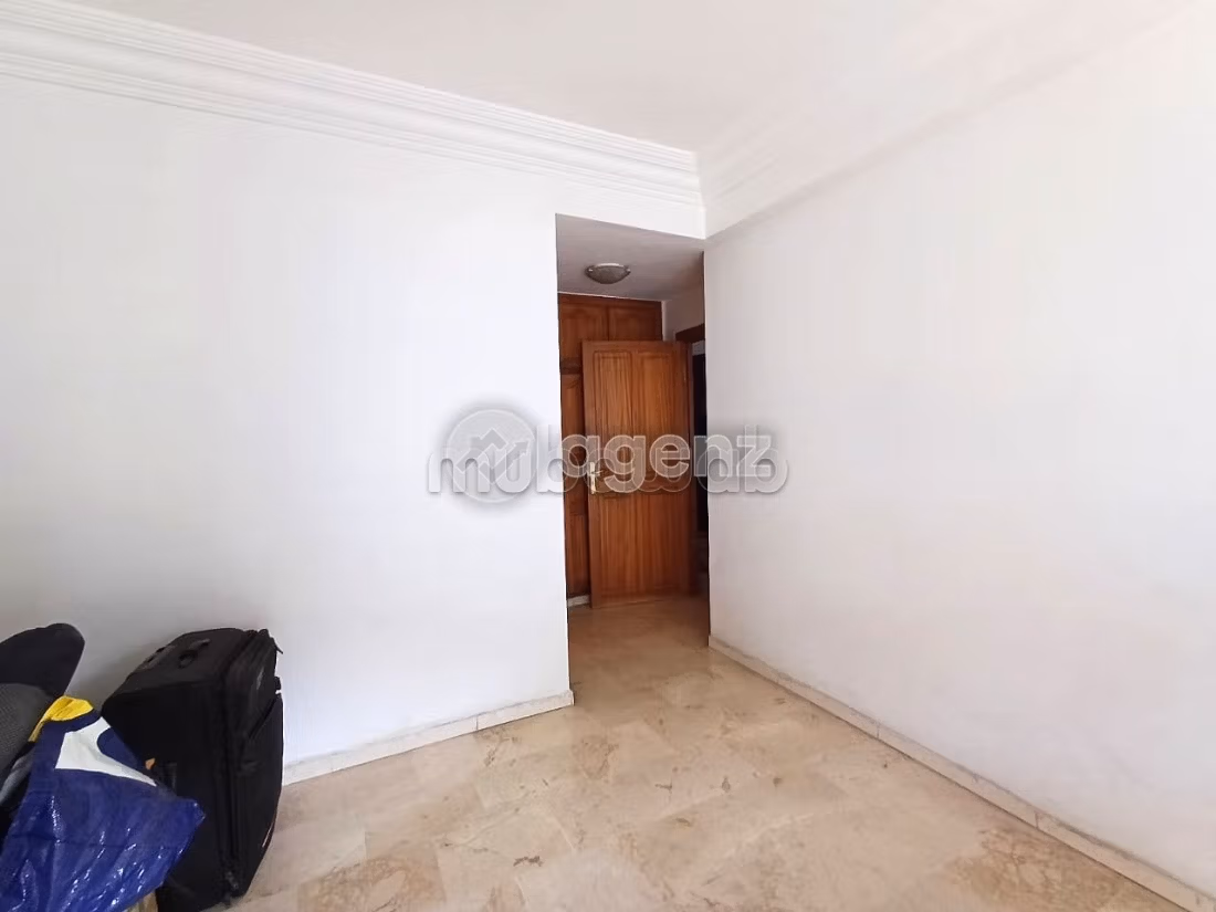 Se vende piso en Les Hôpitaux. Dimensión 133 m². Ascensor y terraza
