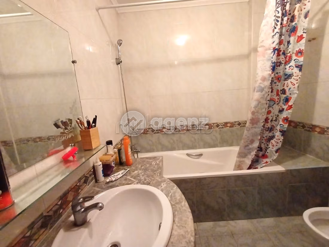 Se vende piso en Les Hôpitaux. Dimensión 133 m². Ascensor y terraza