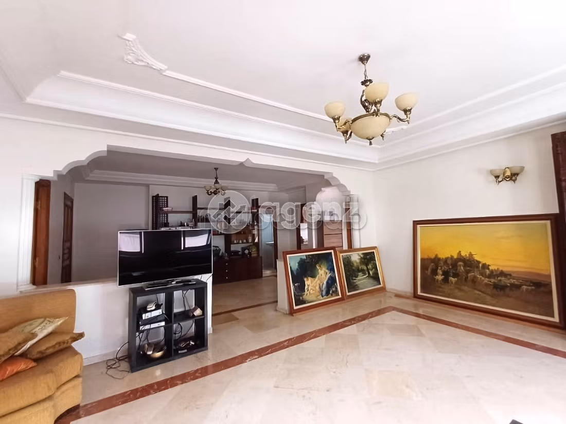 Se vende piso en Les Hôpitaux. Dimensión 133 m². Ascensor y terraza