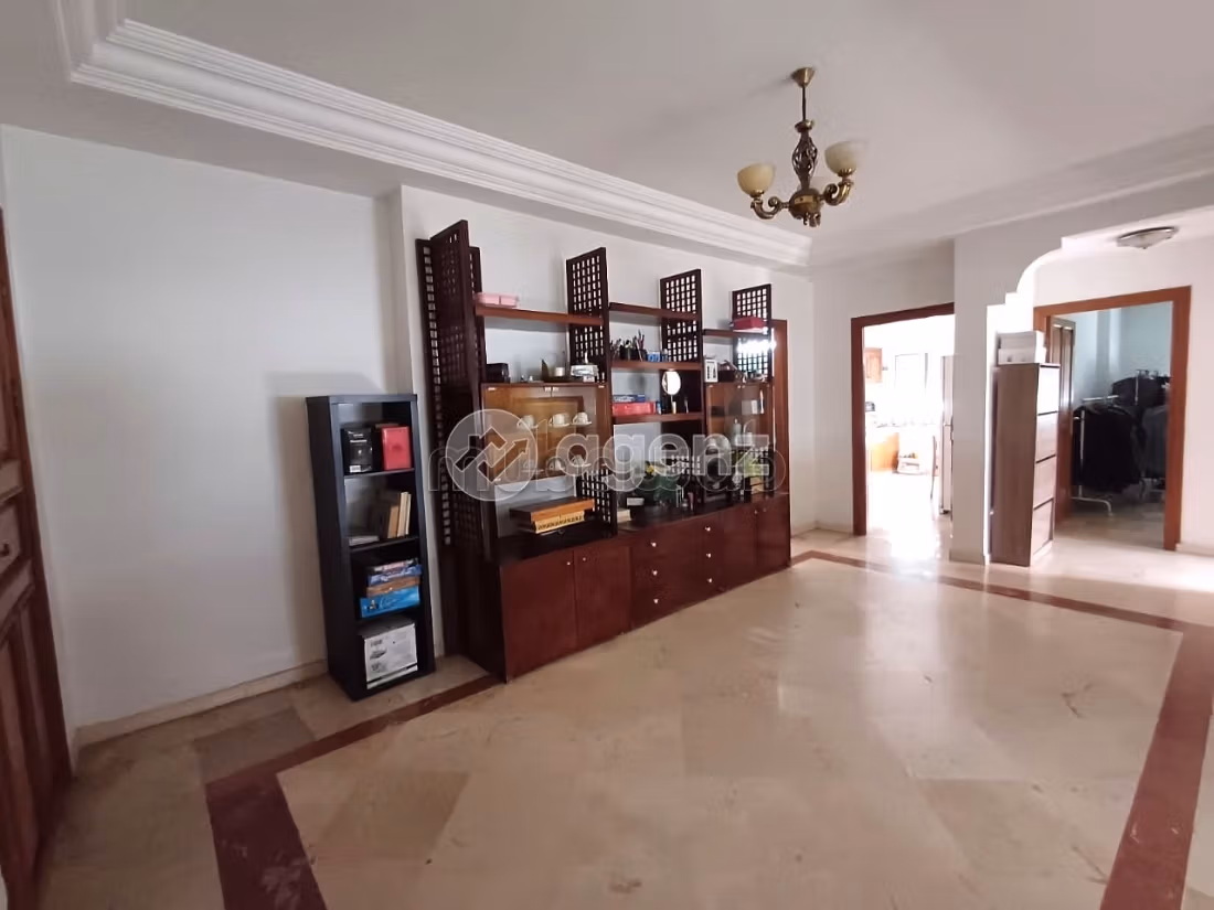 Se vende piso en Les Hôpitaux. Dimensión 133 m². Ascensor y terraza