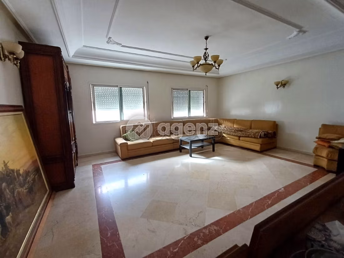 Se vende piso en Les Hôpitaux. Dimensión 133 m². Ascensor y terraza