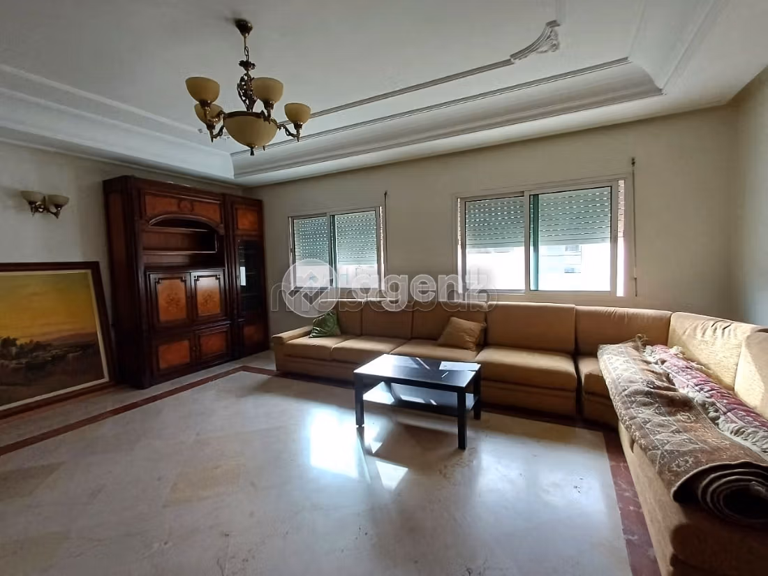 Se vende piso en Les Hôpitaux. Dimensión 133 m². Ascensor y terraza