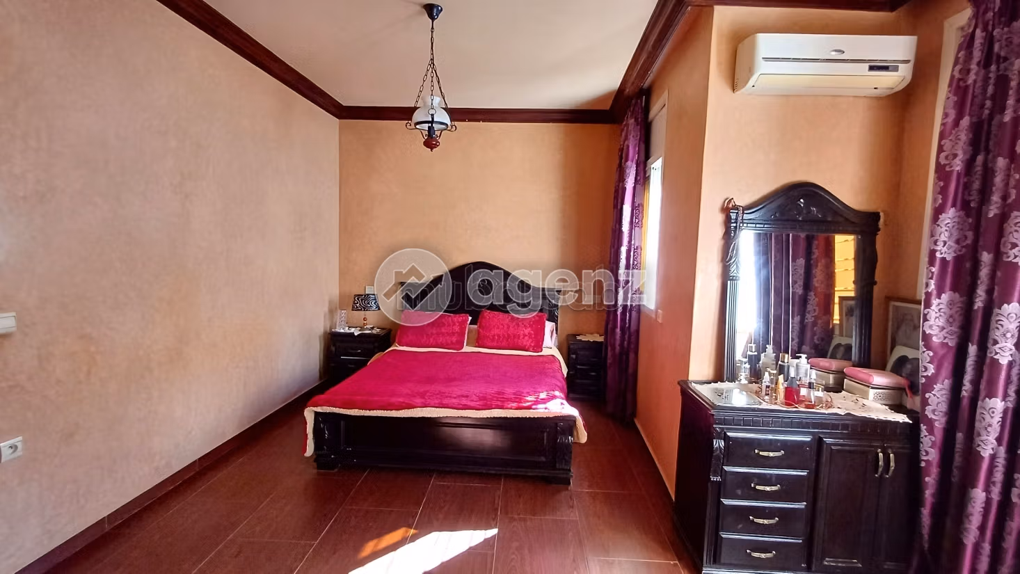 Casa in vendita. 7 camere da letto. Posto auto e terrazzo