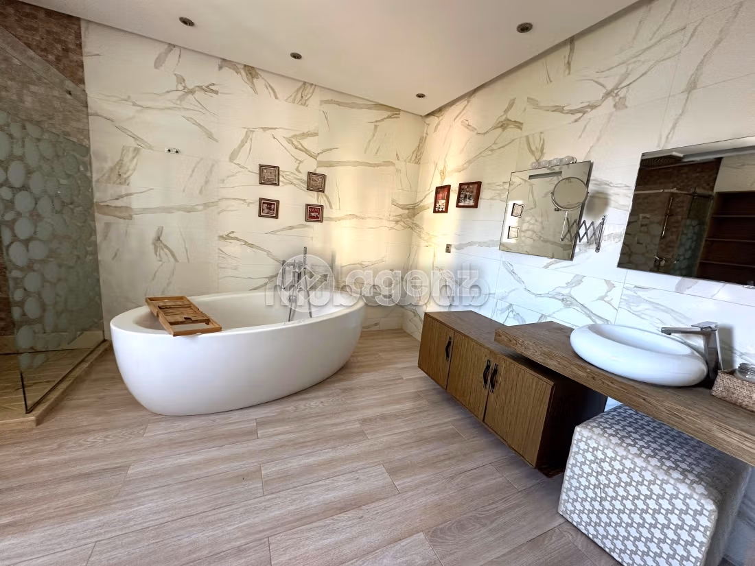 Villa à vendre 896 m², 5 chambres Rmilat Tanger
